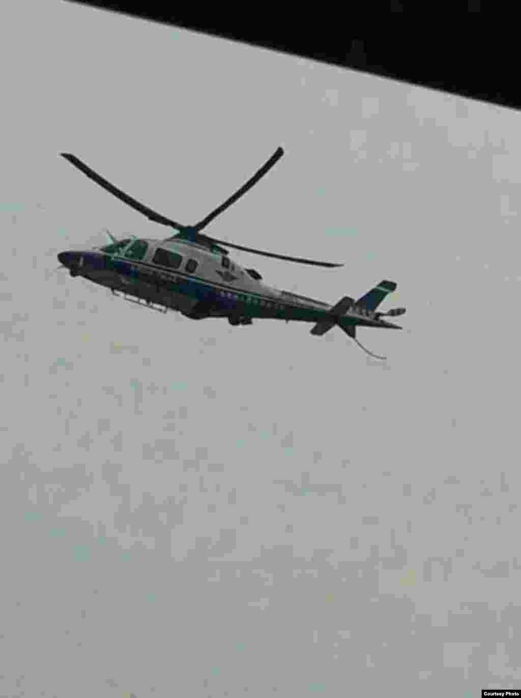 当局出动直升机在空中巡逻。(网民提供)