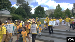 法轮功学员开始从国会山向林肯纪念堂游行 