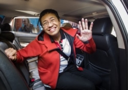 资料照片：菲律宾记者雷萨在马尼拉一家法庭交保获释后对摄影记者挥手。(2019年3月29日)