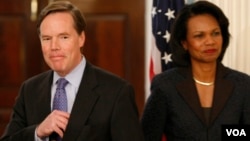 2008年1月18日美国国务次卿伯恩斯宣布退休，右侧为时任国务卿的赖斯