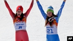 瑞士多米尼克.吉辛(左)和斯洛文尼亚蒂娜.马兹(右)在领奖台上