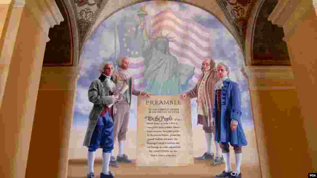 鲍伯霍普大楼正厅的壁画（美国之音国符拍摄）