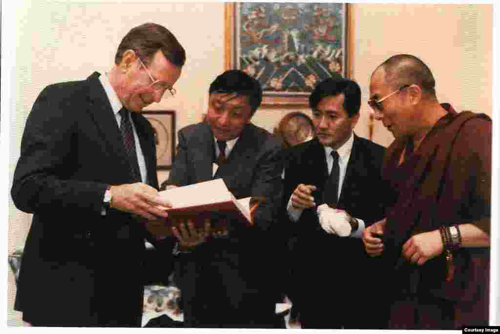 1991年，美國總統喬治&middot;布殊和達賴喇嘛。