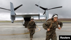 美國海軍陸戰隊第26遠征隊隊員2017年9月21日乘MV-22飛抵美屬維京群島聖克羅伊島颶風災區（路透社）