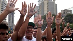 反對派領導人卡普里萊斯的支持者星期一走上街頭舉行示威活動。