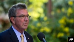 卡特在夏威夷的一场记者会上表示，将对美军空袭行动引发的问题进行追查。