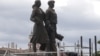 波罗的海国家立陶宛首都维尔纽斯的一名工人正在拆除前苏联时代的一座雕塑。（2015年7月20日）