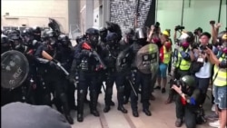 2019-08-24 美國之音視頻新聞: 香港德福花園居民及民主派議員要求防暴警察離開