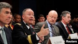 美國國安局局長亞歷山大(左二)在國會聽證會上發言