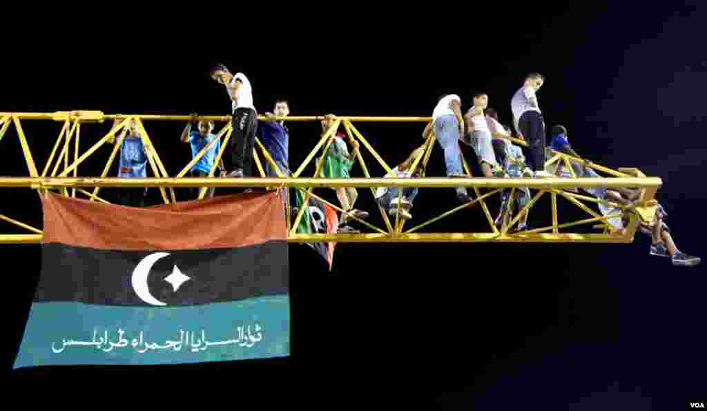 Getting a good view of the festivities in Tripoli, August 30, 2011. (E. Arrott/VOA)