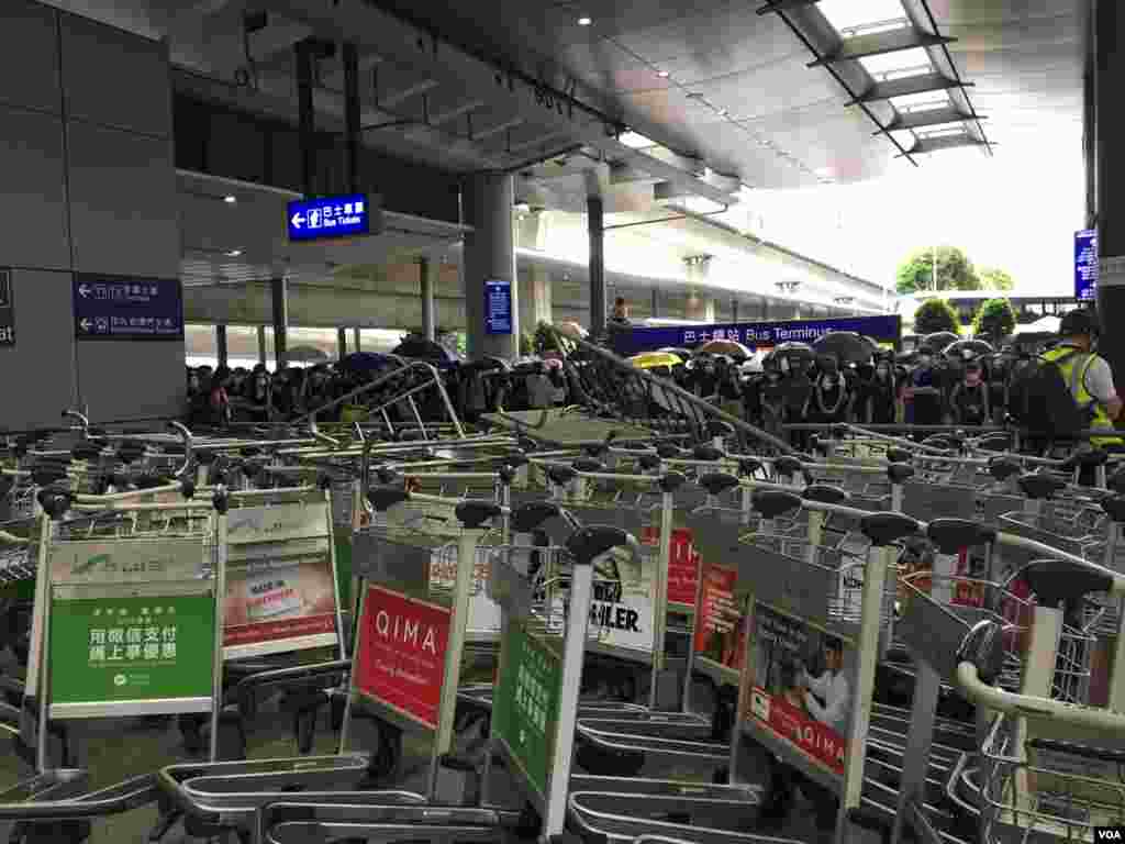 示威者用行李車堵住機場大廳與巴士站的通道。 (2019年9月1日)