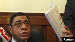 埃及總檢察長馬哈茂德星期六在開羅他的辦公室對記者發表談話