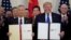 美国总统特朗普与中国副总理刘鹤于2020年1月15日在华盛顿白宫东厅签署了“第一阶段”美中贸易协议。
