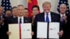 美国总统唐纳德·特朗普在华盛顿白宫东厅签署美中贸易协定“第一阶段”后与中国国务院副总理刘鹤站在一起。（2020年1月15日）