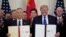美国总统特朗普与中国副总理刘鹤于2020年1月15日在华盛顿白宫东厅签署了“第一阶段”美中贸易协议。