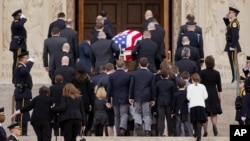 2月20日在華府國家聖母大殿斯卡利亞的家人及美國民眾向其作最後道別。