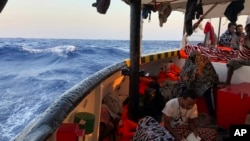 星期日，多名移民慌亂之下從西班牙的救援船“張開雙臂”號（Open Arms）跳入地中海，這艘救援船當時正在迫切地尋找一個安全港口。