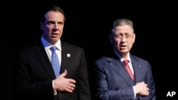 2015年1月21日，美国纽约州众议院议长萧华（Sheldon Silver，右侧）和纽约州州长科莫在州长发表州情报告之前