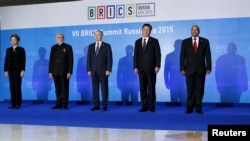 从左至右：巴西总统罗塞夫，印度总理莫迪，俄罗斯总统普京，中国国家主席习近平和南非总统祖马在俄罗斯城市乌法举行的金砖五国峰会上合影。 （2015年7月9日）