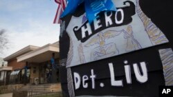 紐約華裔被槍殺警察劉文健公祭儀式星期六在紐約舉行,殯儀館外的電線桿上綁紮著寫著“英雄劉警探”字樣.