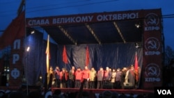 俄共去年在莫斯科举行的纪念十月革命周年集会 (美国之音白桦拍摄）