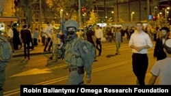 以色列軍人在耶路撒冷市中心一個巴士站附近巡邏。