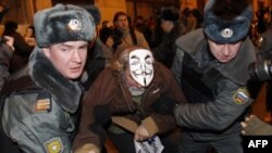 Полиция разогнала акцию «Захвати Старую площадь!», которая прошла у здания Центральной избирательной комиссии