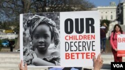 Une manifestation tenue dimanche 12 avril 2015 à Washington, Etats-Unis, pour réclamer la libération de 276 lycéennes enlevées un an plus tôt à Chibok au Nigéria