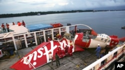 搜尋人員從爪哇海打撈起亞航失事客機的尾部