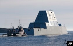 美国朱姆沃尔特号驱逐舰有着独一无二的造型，船体内倾，表面平整，雷达、天线和炮管都收藏在舰体内