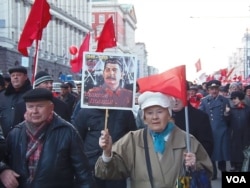 2012年11月7日，俄罗斯共产党人手举斯大林像莫斯科游行纪念十月革命 (美国之音白桦)
