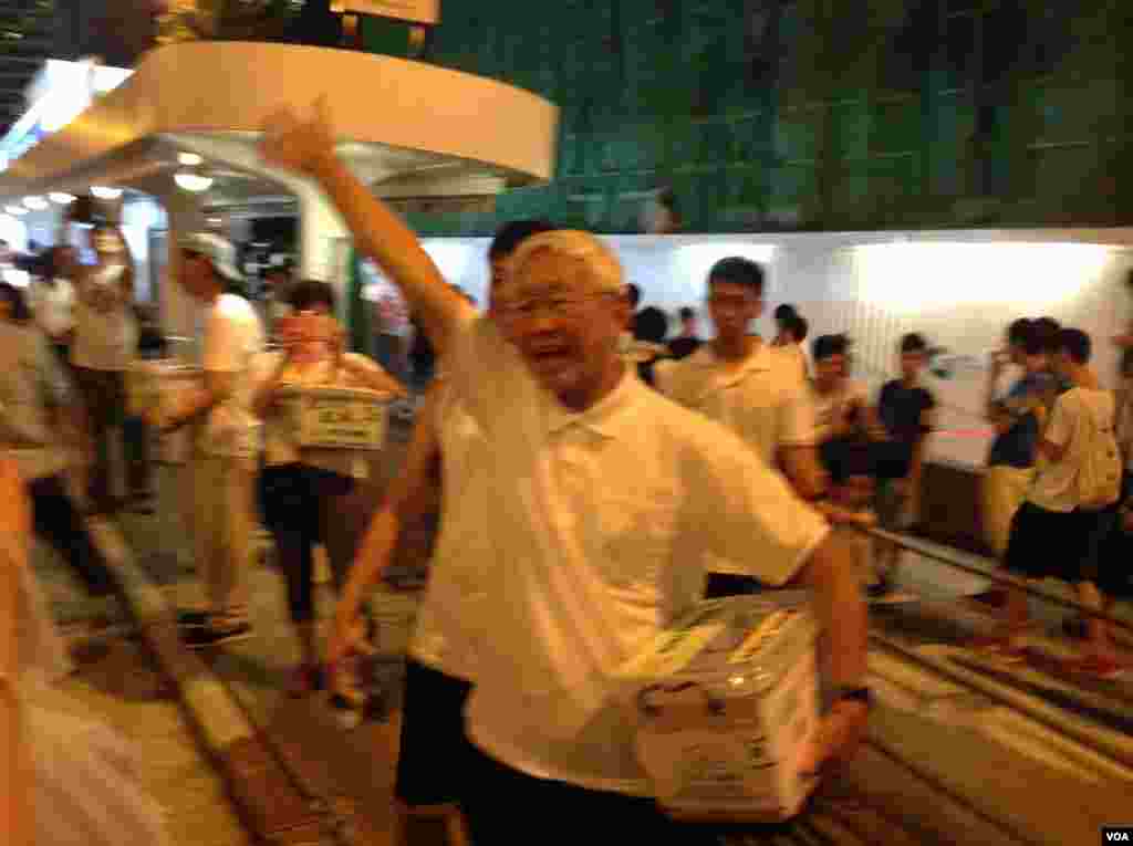 七一大遊行到晚十點仍有大批市民走向中環集會地點(美國之音海彥拍攝)