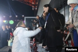 南韓總統文在寅在冬季奧運會上和北韓實際領導人金正恩的妹妹、北韓勞動黨中央委員會第一副部長金與正握手。