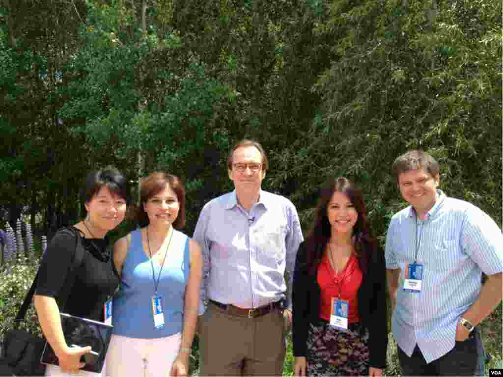 VOA记者和台长恩索尔在阿斯彭(美国之音宁馨提供)