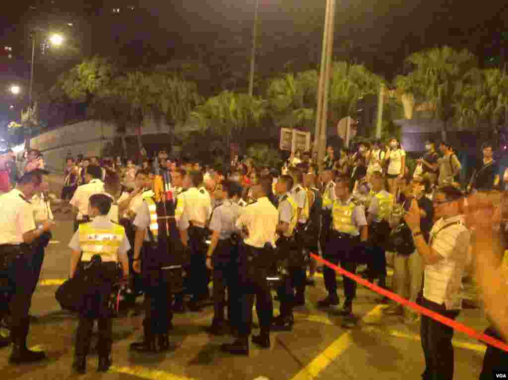 和平占领中环行动星期天凌晨正式启动（美国之音海彦拍摄）