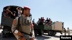 在巴格達的伊拉克安全部隊與志願參軍對抗激進分子的人士