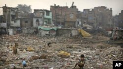 Wani yaro yana ba haya a fili