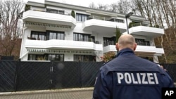 星期四3月26日警察站在德国之翼坠毁飞机副驾驶据信在杜塞尔多夫曾经居住的寓所外面