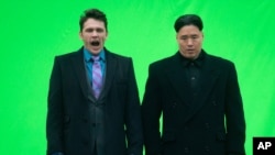 在不列颠哥伦比亚省温哥华的罗伯森广场的《采访》拍摄现场，一位扮演金正恩的演员等待拍戏。（资料照）