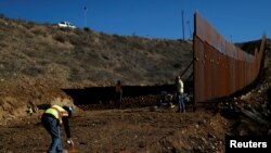 Строительство пограничной стены в районе мексиканского грода Тихуана