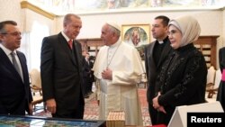 罗马天主教教宗方济各（中）与到访梵蒂冈的土耳其总统埃尔多安（左二）谈话。（2018年2月5日）