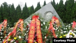 胡德華代表家人向胡耀邦陵墓敬獻的花圈(推特圖片/朱毅拍攝)