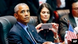 美国总统奥巴马在东盟峰会上关注其他领导人