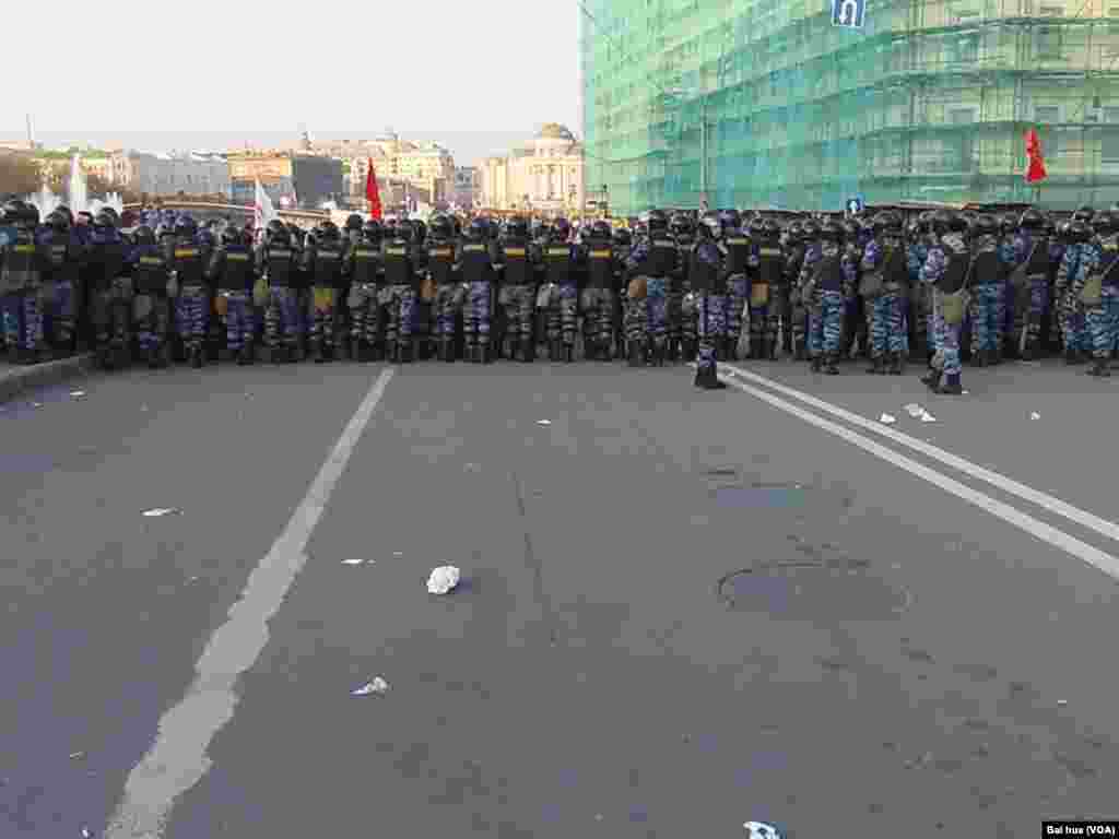 警察驱散去年5月普京总统就职前夕的莫斯科反政府示威(美国之音白桦拍摄)