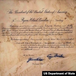 前美國大使克羅克在派駐敘利亞期間受損的到任國書--抗議者入侵使館導致許多文件受損(照片來源﹕美國國務院)