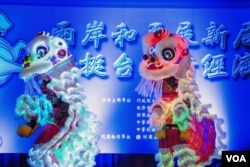 联谊会上传统的狮子舞表演（美国之音记者方正拍摄）