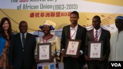 布吉纳法索留学生朱武茂（右二）获歌唱比赛第三名 (美国之音 杨晨)