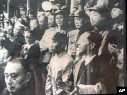 1949年10月1日李普(中，穿军装者)在天安门城楼上