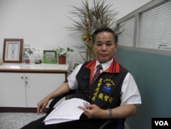 花莲县政府农业处处长张智超在办公室回答记者问题 (美国之音木风拍摄)