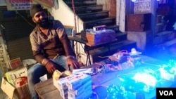 印度北方邦首府勒克瑙市街头贩卖中国彩灯的小贩。（美国之音朱诺拍摄，2016年10月30日）